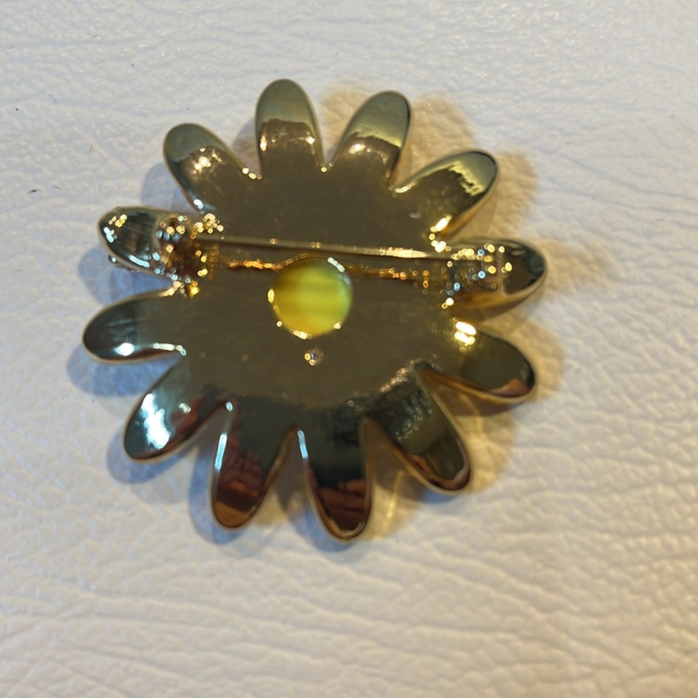 Daisy with Ladybug Brooch - Picture 3 of 4